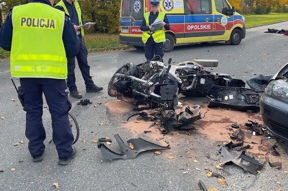 policjanci obsługujący wypadek z udziałem motocyklisty